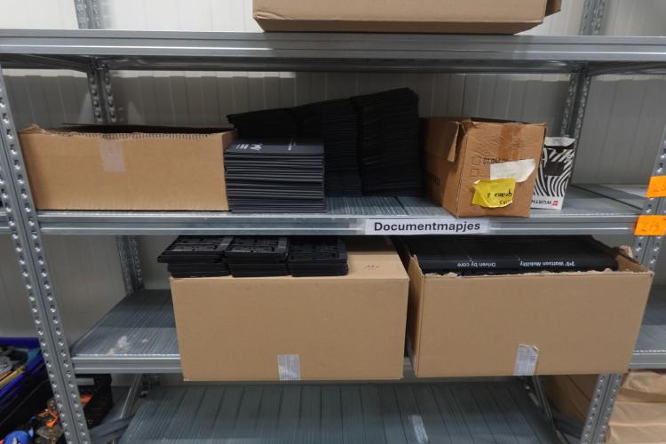 Partij nummerplaathouders & toebehoren – kavel bij Openbare Verkopen