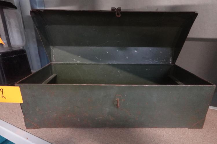Metalen koffer – kavel bij Openbare Verkopen, Harelbeke