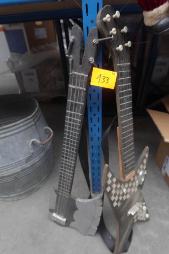 2x Gitaar Kiss ( Decoratie ) – kavel bij Openbare Verkopen, Harelbeke