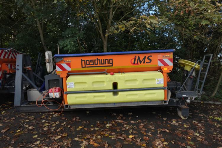 Boschung natzoutstrooier op slede – kavel bij Openbare Verkopen, Wielsbeke