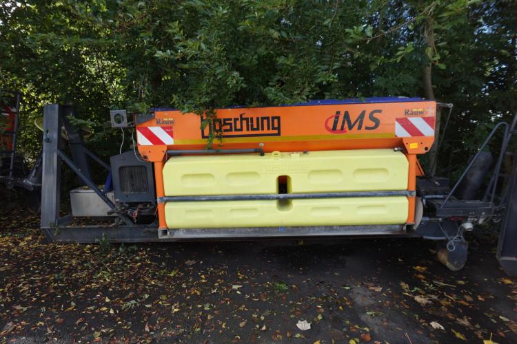 Boschung natzoutstrooier op slede – kavel bij Openbare Verkopen, Wielsbeke