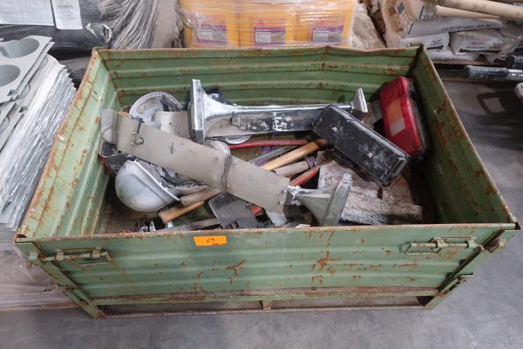Metalen stapelbak + inhoud – kavel bij Openbare Verkopen, Wielsbeke