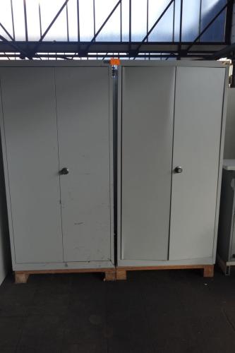 2x Metalen kast – kavel bij Openbare Verkopen, Izegem