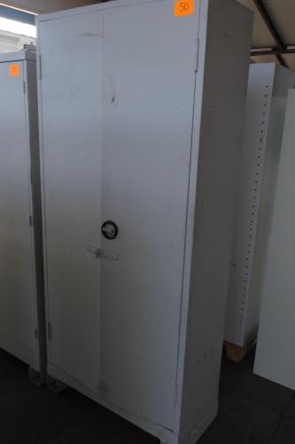 Metalen kast – kavel bij Openbare Verkopen, Izegem