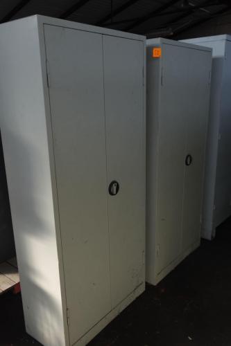 2x Metalen kast – kavel bij Openbare Verkopen, Izegem