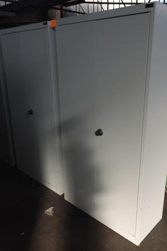 2x Metalen kast – kavel bij Openbare Verkopen, Izegem