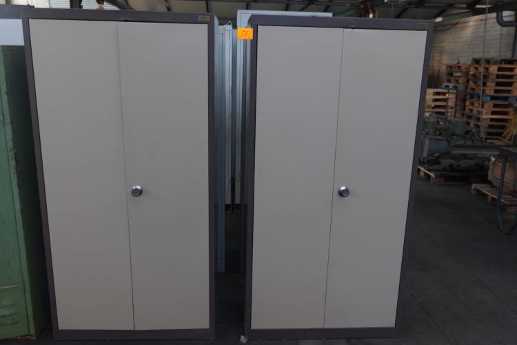 2x Metalen kast – kavel bij Openbare Verkopen, Izegem