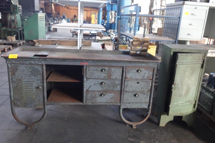 Metalen werktafel + metalen kast – kavel bij Openbare Verkopen, Izegem