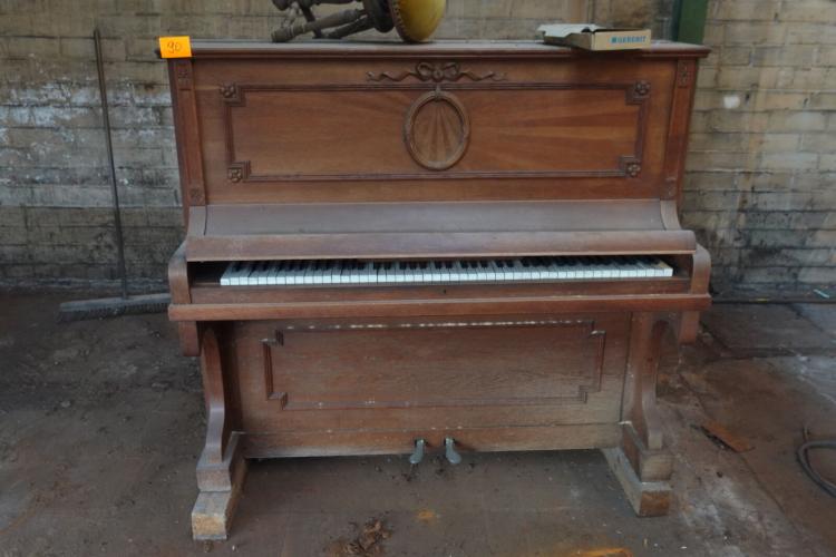 Piano met krukje – kavel bij Openbare Verkopen, Izegem