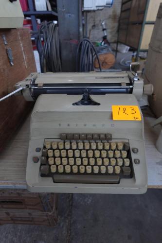 2x typmachine – kavel bij Openbare Verkopen, Izegem