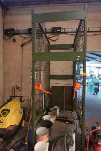 Metalen hangrek – kavel bij Openbare Verkopen, Izegem