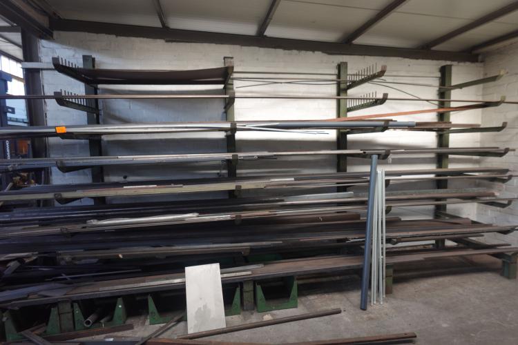 Metalen rek met 4 staanders – kavel bij Openbare Verkopen, Izegem