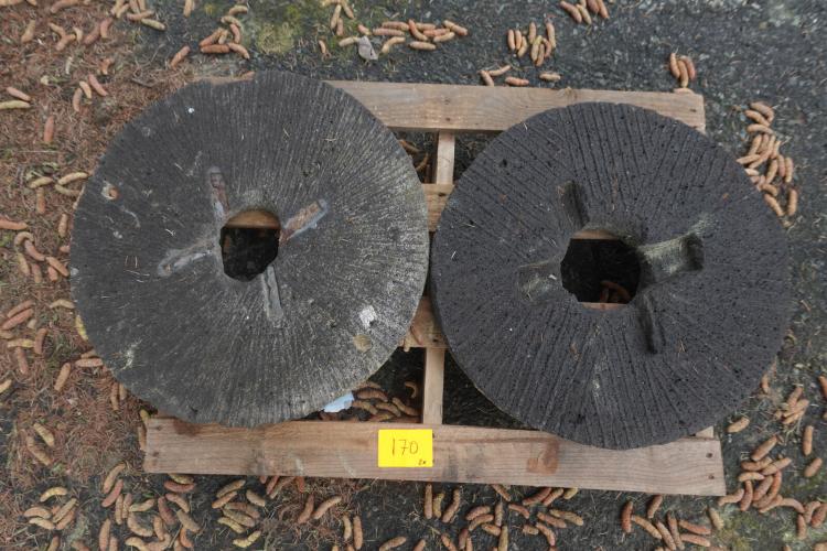 2x Oude molenaarssteen – kavel bij Openbare Verkopen, Izegem