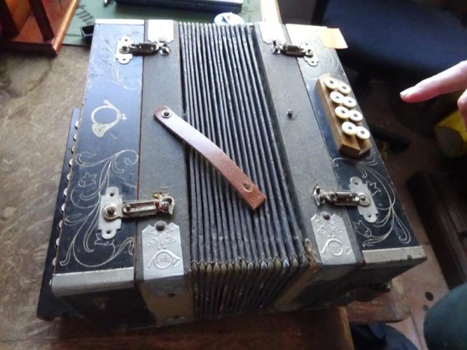 Accordeon PARIS ANVERS 29cmx33cm speelt – kavel bij Openbare Verkopen, Izegem
