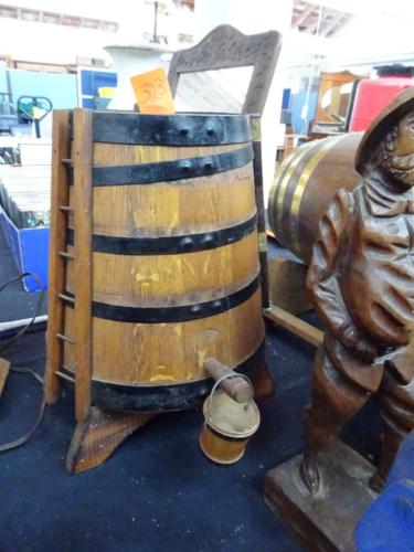 Houten biervat met emmer en ladder – kavel bij Openbare Verkopen, Izegem