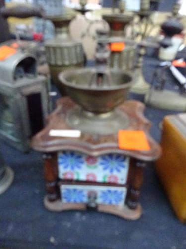 Oude koffiemolen met faience – kavel bij Openbare Verkopen, Izegem