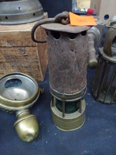 Mijnwerkerslamp – kavel bij Openbare Verkopen, Izegem